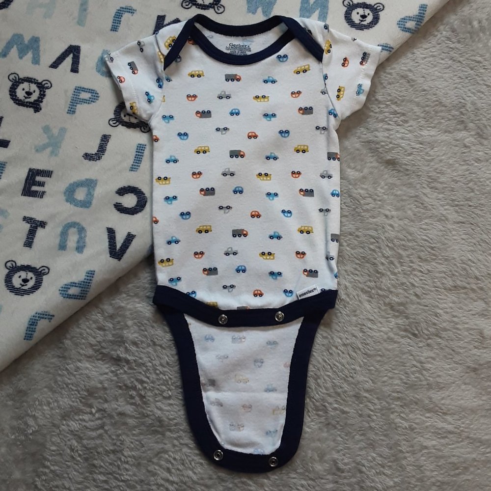 $1 | 0-3m | Gerber | Vehicle Themed Bodysuit/Onesie